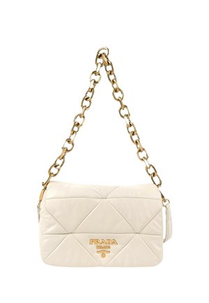 Sac à main Prada en cuir matelassé crème avec une bandoulière chaîne dorée et un logo Prada Milano doré au centre avant.