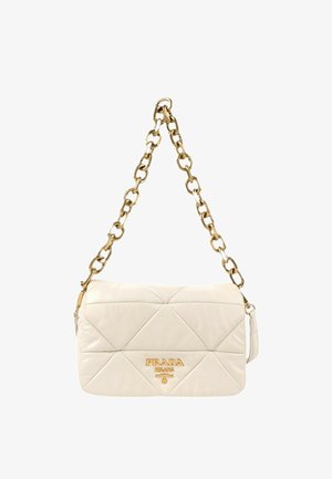 Cremefarbene gesteppte Prada Ledertasche mit goldenem Kettenriemen und goldenem Prada Milano Logo vorne in der Mitte.