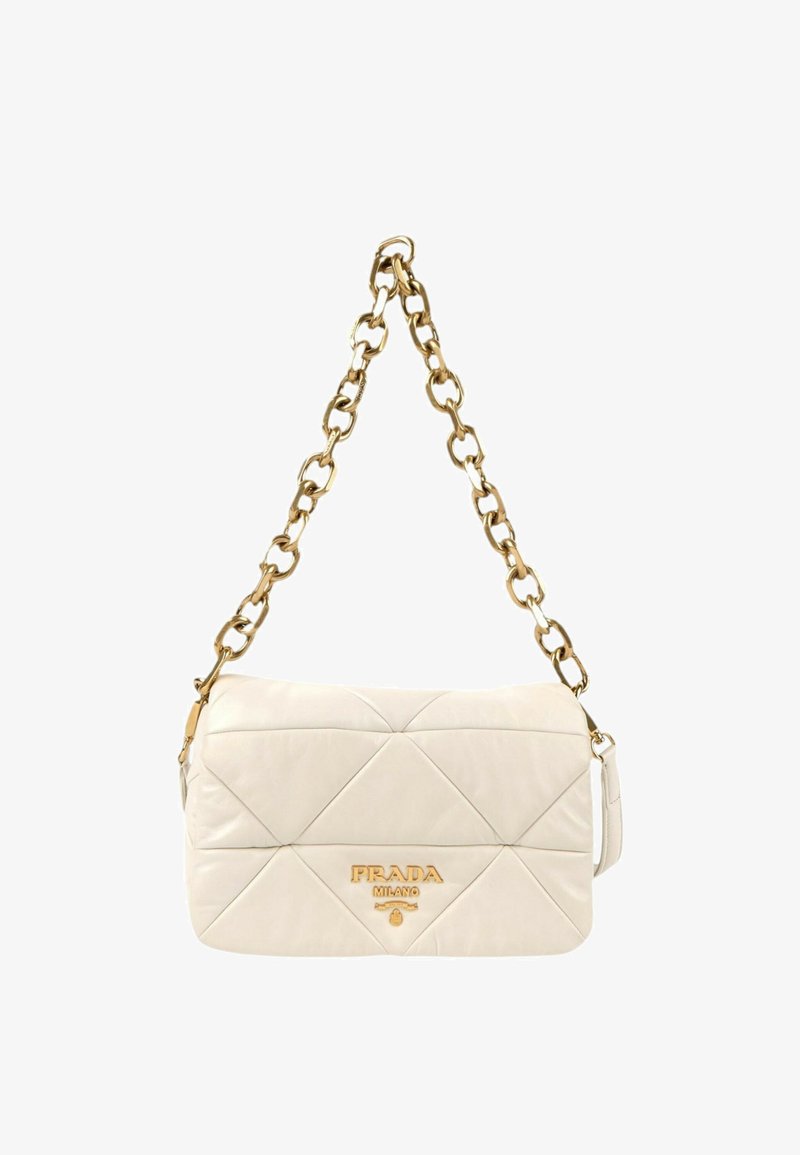 Sac à main Prada en cuir matelassé crème avec une bandoulière chaîne dorée et un logo Prada Milano doré au centre avant.