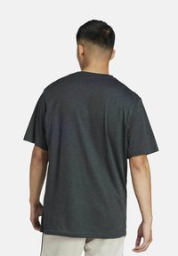 Donkergrijze t-shirt met korte mouwen en een klassieke ronde hals, gemaakt van een zachte, gestructureerde stof, met een relaxed fit en zonder graphics.
