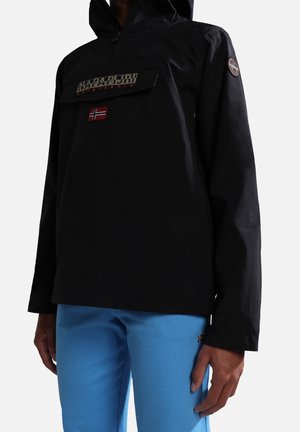 Zwarte pulloverjack met capuchon en voorkantzak. Heeft een logo, Noorse vlagaccent en lange mouwen. Draagt lichtblauwe broek.