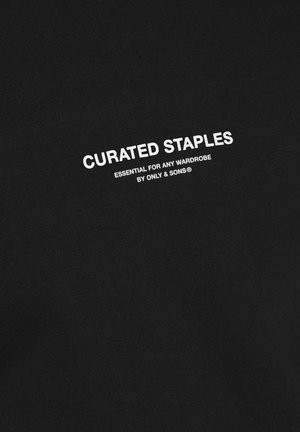 Schwarzes Baumwoll-T-Shirt mit weißem Text: "KURIERTE BASICS, ESSENTIELL FÜR JEDEN WARDROBE, VON ONLY & SONS®." Glatte Textur, klassischer Schnitt.