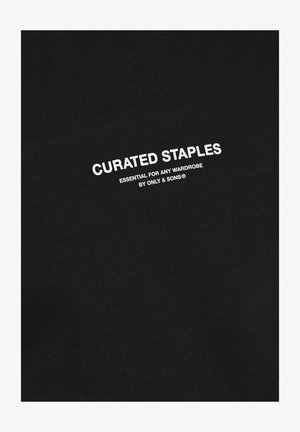 Schwarzes Baumwoll-T-Shirt mit weißem Text: "KURIERTE BASICS, ESSENTIELL FÜR JEDEN WARDROBE, VON ONLY & SONS®." Glatte Textur, klassischer Schnitt.