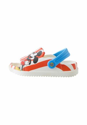 Kinder-Slipper-Sandale mit rot-weiß gestreiftem Muster, blauem, verstellbarem Fersenriemen und Mickey-Mouse-Grafik an der Seite.