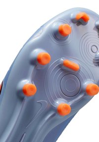 Futballschuhsohle in Hellblau mit orangefarbenen Stollen, mit kreisförmigen Mustern und einer glatten Textur, die ein innovatives Traktionsdesign hervorhebt.