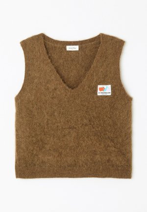 Rjavo mehko telovnik z V-izrezom brez rokavov, z majhno zaponko, na kateri so ilustracije sadja in napis »LA MAISON AMV since 2005«.