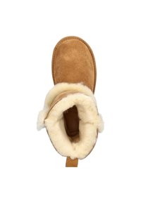 Bruine suède enkelboot met een zachte crème schapenvachtvoering, een ronde neus en een gestikt ontwerp. Korte schacht met een trekhaak aan de achterkant.