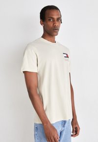 Tommy Jeans ESSENTIAL FLAG TEE  - Paprasti marškinėliai - beige
