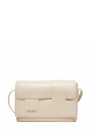 Beżowa prostokątna torba na ramię z klapką, poziomymi paskami i subtelnym złotym logo "GINO ROSSI" na przedniej, dolnej lewej stronie.