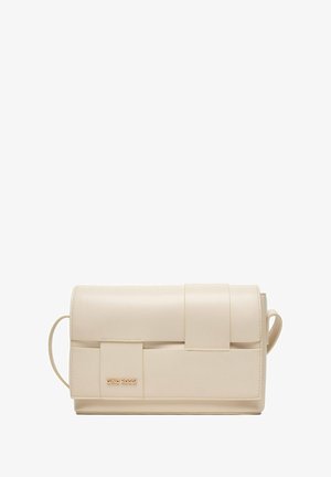 Borsa a tracolla rettangolare beige con chiusura a patta, dettagli orizzontali sulla tracolla e sottile logo oro "GINO ROSSI" sul davanti in basso a sinistra.