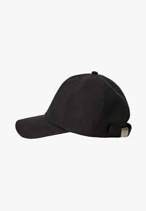 Schwarze Baumwoll-Baseballkappe mit gebogenem Schirm und verstellbarem Riemen mit Metallschnalle auf der Rückseite.