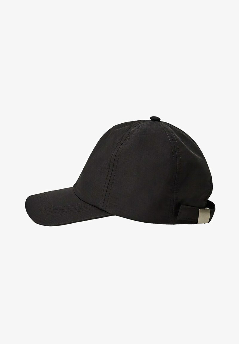 Casquette de baseball noire en coton avec une visière incurvée et une sangle réglable avec boucle métallique à l’arrière.