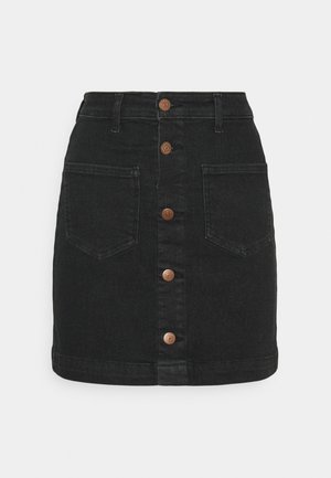 Fustă din denim negru cu un design ajustat, având o închidere frontală cu butoni, cinci buzunare și butoane de culoare cupru.