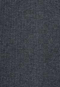 Tessuto rigato grigio scuro con una fine trama, linee verticali equidistanti e leggere variazioni di colore, che suggeriscono calore e morbidezza.