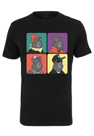 T-shirt in cotone nero con quattro volti di gorilla in stile cartoon, ciascuno su uno sfondo quadrato colorato, che indossano cappelli e abbigliamento diversi.