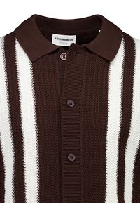 Polo marron en maille avec des rayures verticales blanches, avec boutons sur le devant et col, étiqueté "Lindbergh Relaxed Fit".