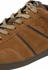 Sneaker in suede marrone con lacci beige, dettagli in marrone scuro, logo "TMRS" in rilievo e suola in gomma testurizzata.