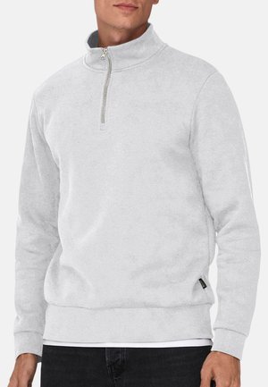 Lys grå zip-up hættetrøje med høj krave, ribbede manchetter og kant. Blødt stof med en tekstureret overflade, der har et sidelogo-mærke.