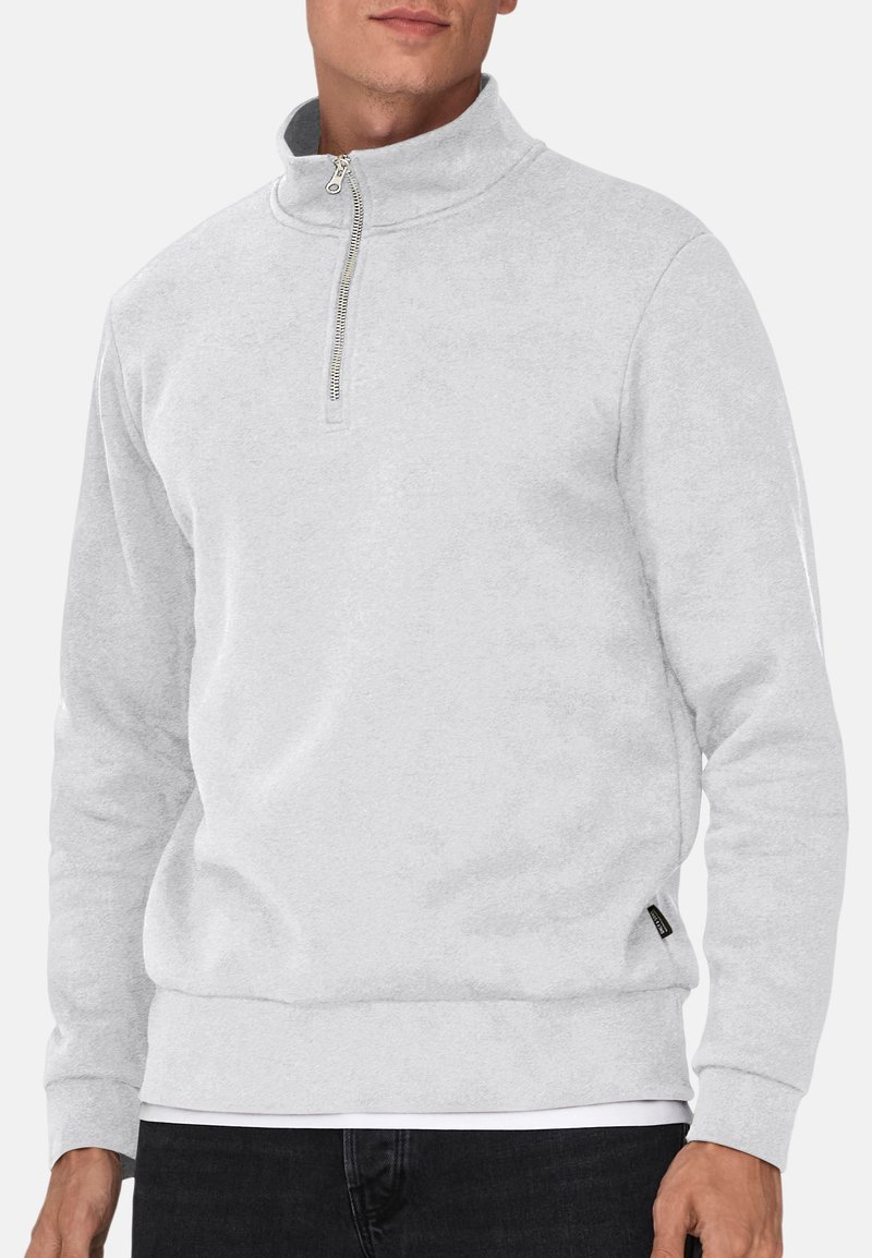 Ljust grå zip-up sweatshirt med hög krage, ribbade ärmslut och nederkant. Mjuk tyg med en strukturerad yta, med en sidologotagg.