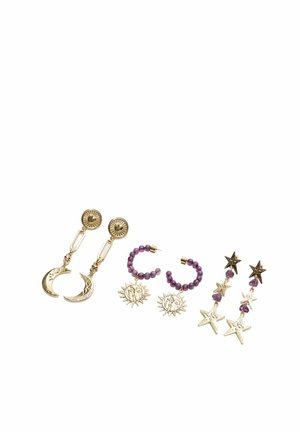 Set aus drei Paar Ohrringe: goldene Halbmonden, lila Perlenohrringe mit Sonnendesign und tropfenförmige Ohrringe mit Sternakzenten.