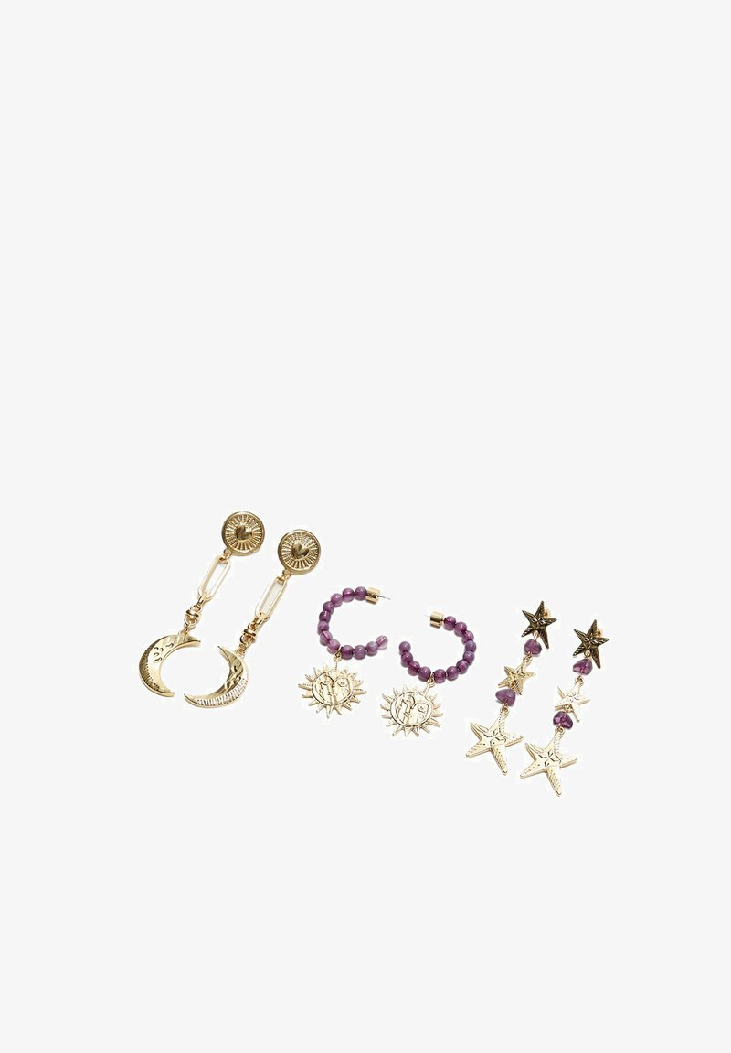 Ensemble de trois paires de boucles d'oreilles : croissants de lune en or, créoles en perles violettes avec un design de soleil, et boucles d'oreilles pendantes accentuées d'étoiles.