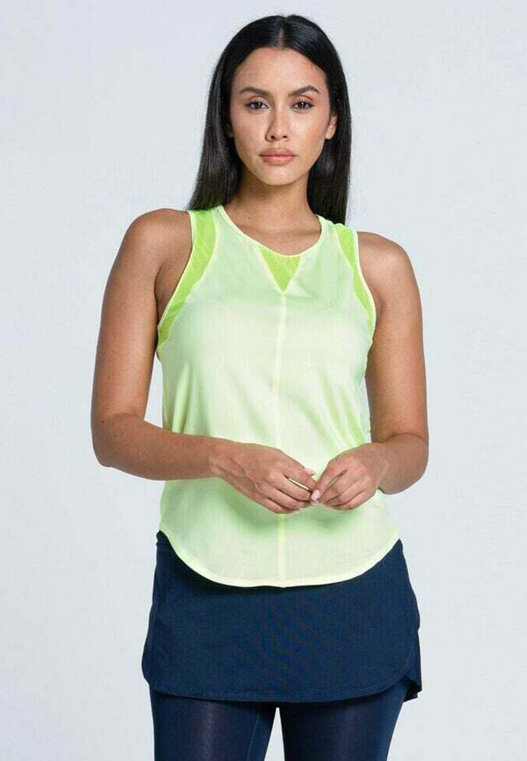 Top deportivo de color verde claro con escote redondo, detalles texturizados y un diseño fluido, combinado con una falda deportiva de color azul oscuro.