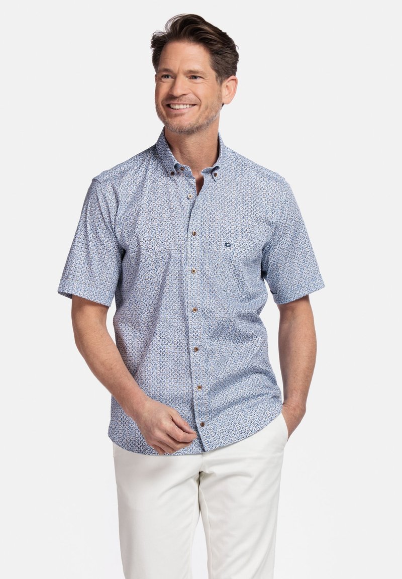 Chemise à manches courtes boutonnée de couleur bleu clair, présentant un motif floral, des boutons marron et une poche poitrine. Tissu léger et coupe décontractée.