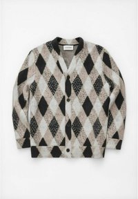 Knäppd kofta med svart, beige och grå diamantargylemönster, långa ärmar och V-hals, utlagd på vit bakgrund.