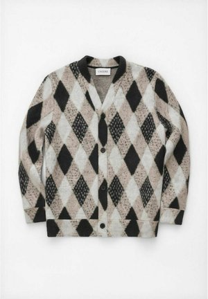 Knappe cardigan med svart, beige og grå diamantargyle-mønster, lange ermer og V-hals, lagt flatt på hvit bakgrunn.