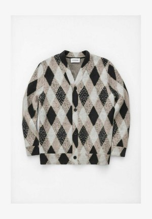 Knappe cardigan med svart, beige og grå diamantargyle-mønster, lange ermer og V-hals, lagt flatt på hvit bakgrunn.