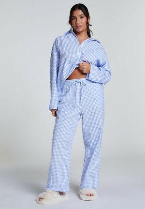 Blå og hvidt gingham pyjamasæt med en krave-besat knap-åben top og matchende drawstring bukser, der har en afslappet pasform og blødt materiale.