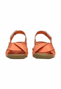 Sandales orange avec des sangles en tissu croisées, dos ouvert et boucle réglable à la cheville. Semelle extérieure texturée marron avec un détail piqué.