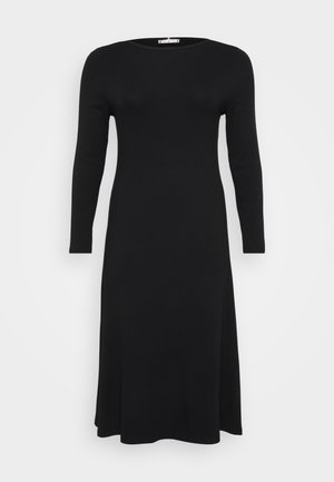 Schwarzes, langärmliges, geripptes Kleid mit Rundhalsausschnitt und fließender Silhouette, präsentiert vor einem schlichten weißen Hintergrund.