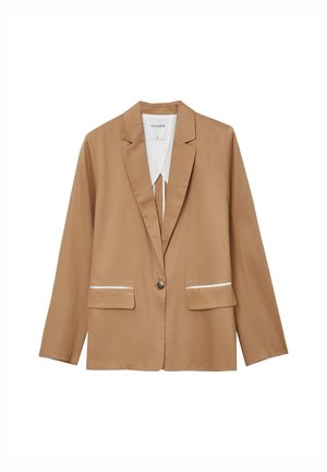 Blazer marrone con un design strutturato, due tasche frontali, chiusura con un solo bottone e dettagli in piping bianco lungo i bordi delle tasche.