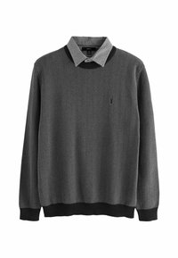 Maglione grigio a maglia con motivo a spina di pesce, caratterizzato da un colletto e polsini neri. Presenta un piccolo logo sul petto sinistro.