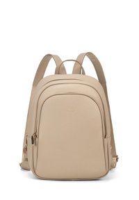 Zaino in pelle beige con angoli arrotondati, doppe cinghie regolabili, una tasca frontale con zip e dettagli in metallo dorato.
