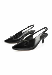 Tacchi slingback in pelle nera con punta affusolata, caratterizzati da piccoli fiocchi e un tacco sottile. Texture liscia e design minimalista.