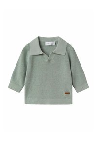 Maglione lavorato a maglia verde chiaro con ampio colletto e maniche a tre quarti. Presenta un'etichetta di accento marrone sul lato inferiore.