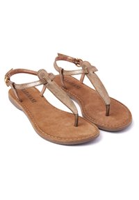 Bruine suède sandalen met metallic bronzen banden en gespen. Platte zool met gestikte randen. Open teenontwerp en minimalistische stijl.