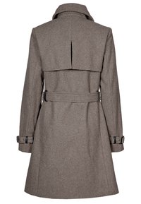 Brun uld trenchcoat med bælte i taljen, lange ærmer og design med split bagtil. Inkluderer spænde accenter ved manchetterne.