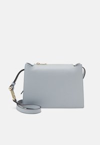 Borsa a tracolla in pelle azzurra chiara con un design strutturato, texture liscia e una tracolla rimovibile con dettagli in metallo dorato.