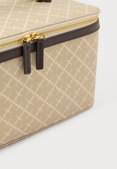 Μπεζ καλλυντική θήκη με σχέδιο και κλείσιμο με φερμουάρ, διακοσμημένη με σκούρες καφέ λεπτομέρειες και χρυσά μεταλλικά στοιχεία. Υλικό από υφή συνθετικού δέρματος.