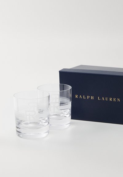 Două pahare din sticlă clare cu logo-ul gravat "RRL", împreună cu o cutie bleumarin cu textul auriu "RALPH LAUREN". Textură netedă, formă cilindrică.