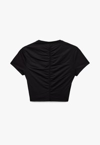 Camiseta negra corta con mangas cortas, con un detalle de fruncido a lo largo de la parte central de la espalda y una textura suave y lisa.