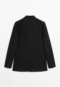 Czarna marynarka w paski z wyraźną sylwetką, długimi rękawami i stójką typu mandarynka. Wykonana z teksturowanej tkaniny, o prostym kroju.
