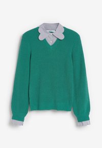 Groene gebreide trui met V-hals en geribbelde manchetten, gelaagd over een lichtblauw en wit gestreept shirt met een gekartelde kraag.