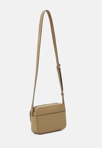 Tan leren crossbody tas met een rechthoekige vorm, ritssluiting en een verstelbare schouderband. Heeft een gladde textuur en subtiele bruine accenten.
