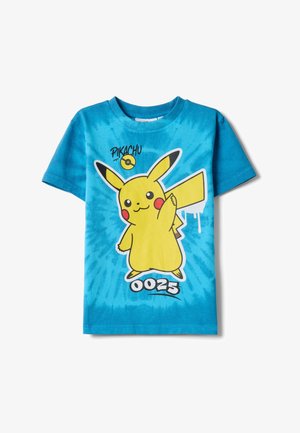 Maglietta blu per bambini con una grande grafica gialla di Pikachu, una Poké Ball sopra e il numero "0025" sotto il personaggio.
