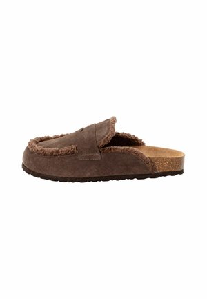 Brun slip-on tøffel med blødt foer, ruskindsoverdel og korksål, vist fra siden på hvid baggrund.