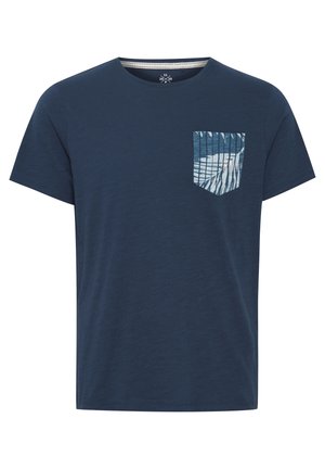 Tumši zila t-krekls ar īsām piedurknēm, apaļu kakla izgriezumu un strukturētu kabatu ar zilu un baltu svītru rakstu. Mīksta auduma apdare.